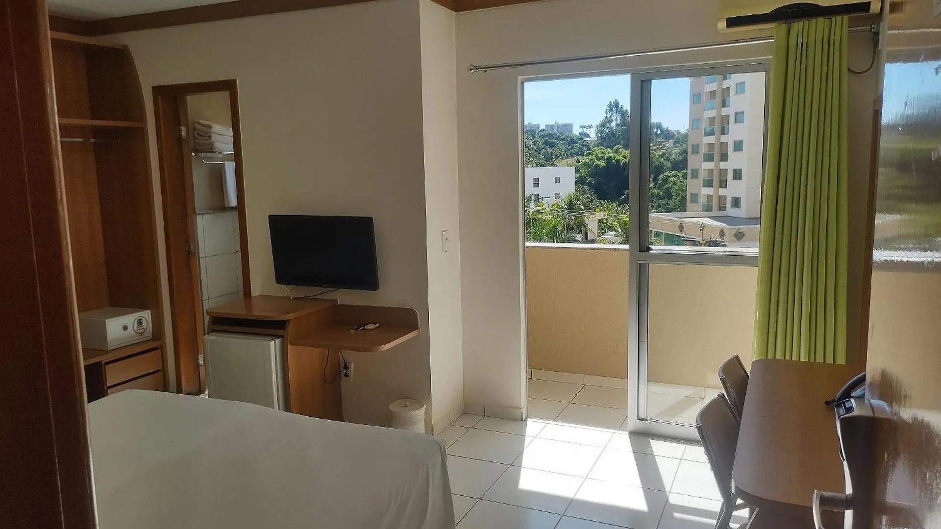 Suites Golden Dolphin Roberto Imoveis 0*, Caldas Novas